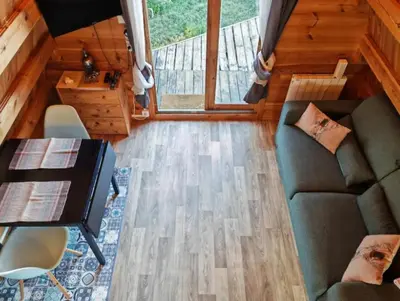 Coin salon dans l'établissement Tipi en bois tout équipé avec balnéo