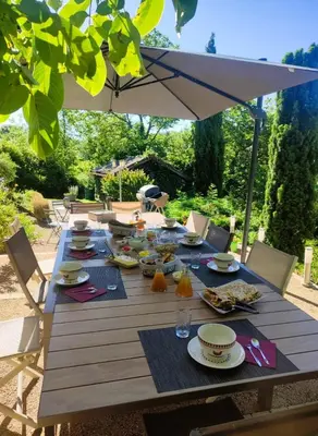 Jardin de l'établissement Maison et table d'hôtes du Vert Vallon