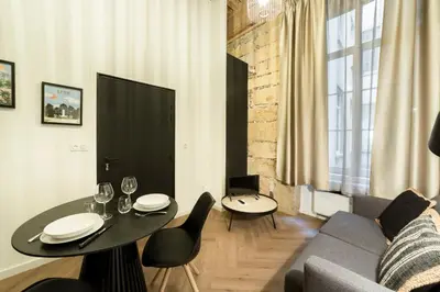 Coin salon dans l'établissement Cosy Opéra - Studio avec Balnéo et clim à Lyon