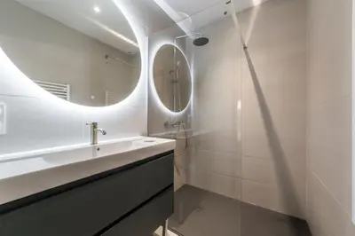 Salle de bains dans l'établissement Opéra Muse | Séjour de luxe avec balnéo et clim