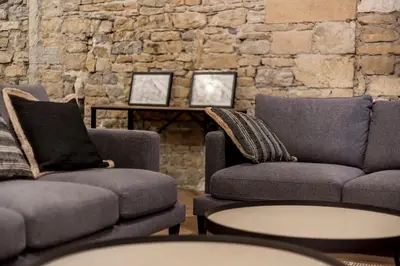 Coin salon dans l'établissement Opéra Muse | Séjour de luxe avec balnéo et clim