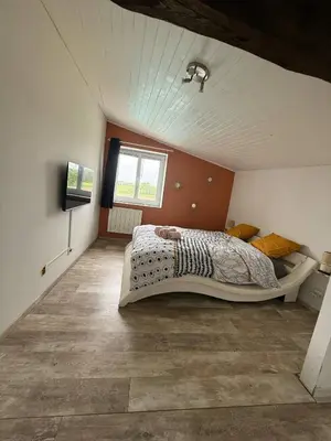 Un ou plusieurs lits dans un hébergement de l'établissement Nid paisible avec un coin terrasse