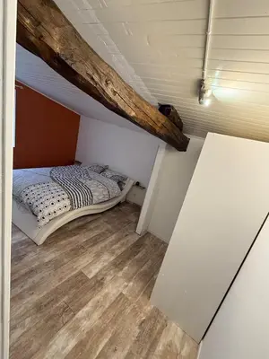 Un ou plusieurs lits dans un hébergement de l'établissement Nid paisible avec un coin terrasse