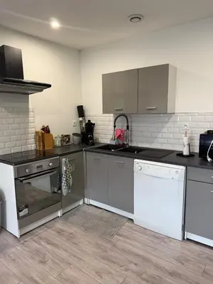 Cuisine ou kitchenette dans l'établissement Nid paisible avec un coin terrasse