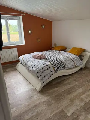 Un ou plusieurs lits dans un hébergement de l'établissement Nid paisible avec un coin terrasse