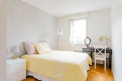 Un ou plusieurs lits dans un hébergement de l'établissement Lyon 8 Beautiful, bright and quiet apartment