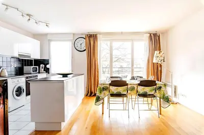 Cuisine ou kitchenette dans l'établissement Lyon 8 Beautiful, bright and quiet apartment