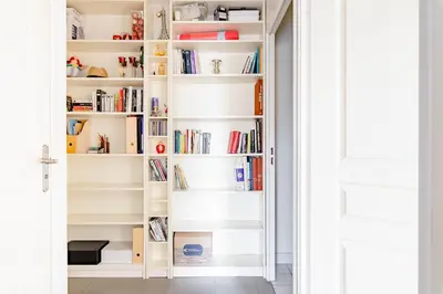 Bibliothèque dans l'appartement