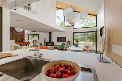 Télévision ou salle de divertissement dans l'établissement Villa prestige piscine climatisation standing Lyon Ouest