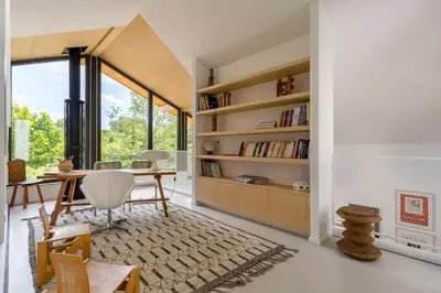 Bibliothèque dans la villa
