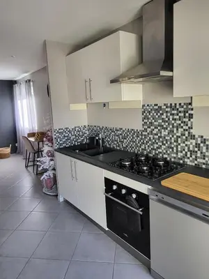 Cuisine ou kitchenette dans l'établissement Bel appartement en RDC avec parking