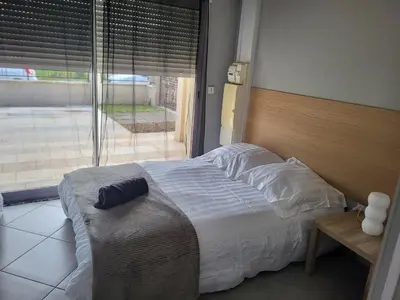 Un ou plusieurs lits dans un hébergement de l'établissement Bel appartement en RDC avec parking
