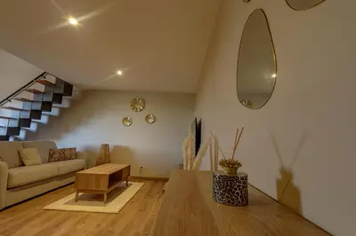 Coin salon dans l'établissement Duplex avec terrasse proche Pérouges Meximieux CNPE BUGEY
