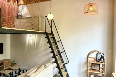 Télévision ou salle de divertissement dans l'établissement Le Canut - Croix-Rousse - proche métro C