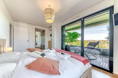 Un ou plusieurs lits dans un hébergement de l'établissement GuestReady - Chic Stay with Jacuzzi and Parking