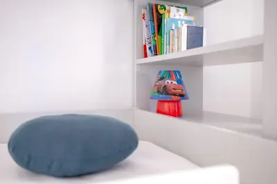Bibliothèque dans l'appartement