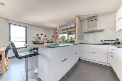 Cuisine ou kitchenette dans l'établissement GuestReady - Chic Stay with Jacuzzi and Parking