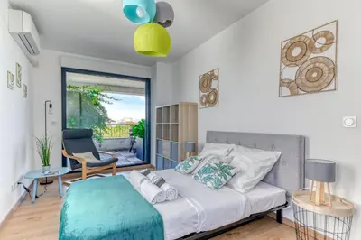Un ou plusieurs lits dans un hébergement de l'établissement GuestReady - Chic Stay with Jacuzzi and Parking