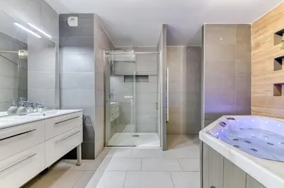 Salle de bains dans l'établissement GuestReady - Chic Stay with Jacuzzi and Parking