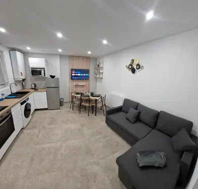Cuisine ou kitchenette dans l'établissement Beautiful 38 m2 independent 2-room apartment