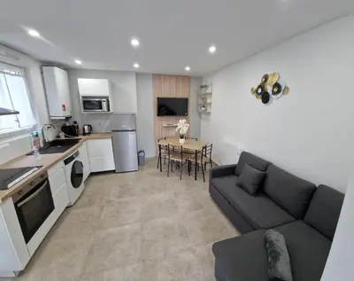 Cuisine ou kitchenette dans l'établissement Beautiful 38 m2 independent 2-room apartment