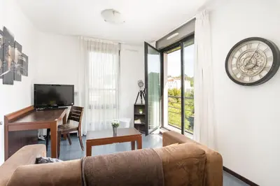 Télévision ou salle de divertissement dans l'établissement le Valmy avec balcon