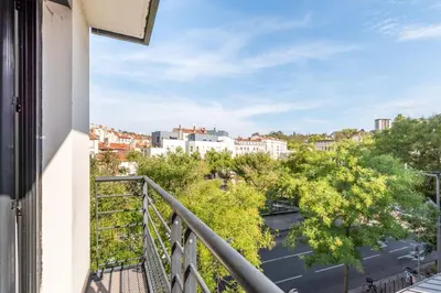 Balcon ou terrasse dans l'établissement le Valmy avec balcon