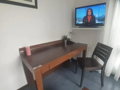 Télévision ou salle de divertissement dans l'établissement le Valmy avec balcon