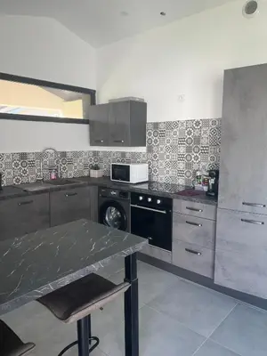 Cuisine ou kitchenette dans l'établissement Petite maison au calme