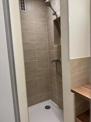 Salle de bains dans l'établissement Appt Ideal groupes, prox Eurexpo
