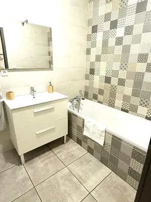 Salle de bains dans l'établissement T3 Rez de Jardin Leyment