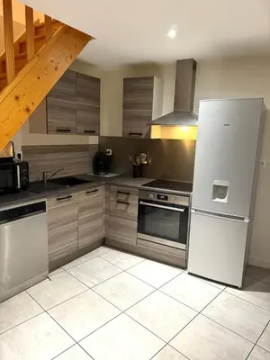 Cuisine ou kitchenette dans l'établissement T3 Rez de Jardin Leyment