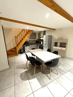 Cuisine ou kitchenette dans l'établissement T3 Rez de Jardin Leyment