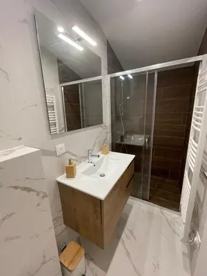 Salle de bains dans l'établissement T2, Aéroport, CNPE, UFPI, RTE