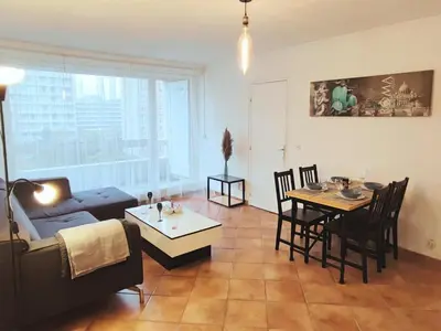 Coin salon dans l'établissement Grand T2 central, balcons sur parc