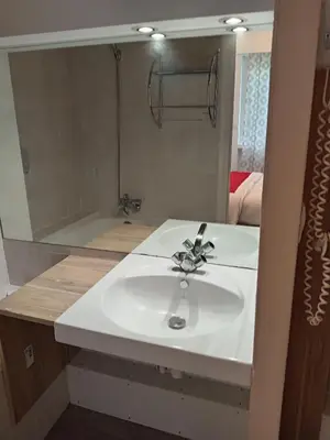 Salle de bains dans l'établissement Les nouveaux Ambassadeurs