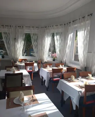 Restaurant ou autre lieu de restauration dans l'établissement Les nouveaux Ambassadeurs