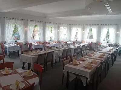 Restaurant ou autre lieu de restauration dans l'établissement Les nouveaux Ambassadeurs