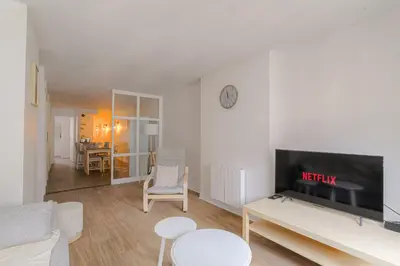 Télévision ou salle de divertissement dans l'établissement Spacieux et Charmant à Cordeliers