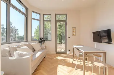 Télévision ou salle de divertissement dans l'établissement Studio confortable avec terrasse, Ecully