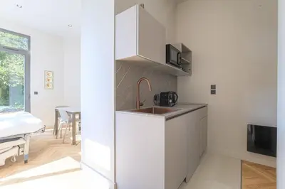 Cuisine ou kitchenette dans l'établissement Studio confortable avec terrasse, Ecully