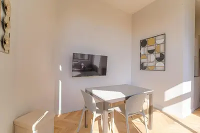 Télévision ou salle de divertissement dans l'établissement Studio confortable avec terrasse, Ecully