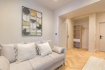 Coin salon dans l'établissement Studio contemporain avec terrasse ensoleillée