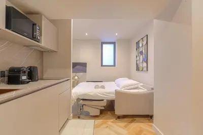 Un ou plusieurs lits dans un hébergement de l'établissement Studio contemporain avec terrasse ensoleillée