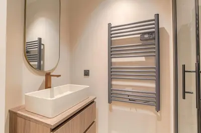 Salle de bains dans l'établissement Studio contemporain avec terrasse ensoleillée