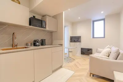 Cuisine ou kitchenette dans l'établissement Studio contemporain avec terrasse ensoleillée