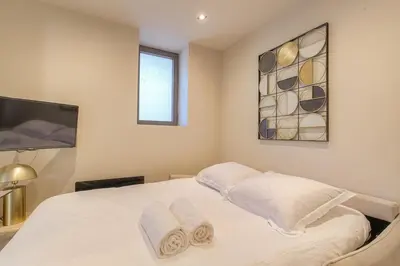 Un ou plusieurs lits dans un hébergement de l'établissement Studio contemporain avec terrasse ensoleillée