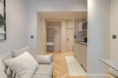Cuisine ou kitchenette dans l'établissement Studio contemporain avec terrasse ensoleillée