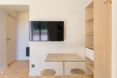 Télévision ou salle de divertissement dans l'établissement Studio lumineux avec terrasse, à deux pas de Lyon