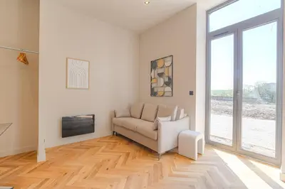 Coin salon dans l'établissement Studio lumineux avec terrasse, à deux pas de Lyon